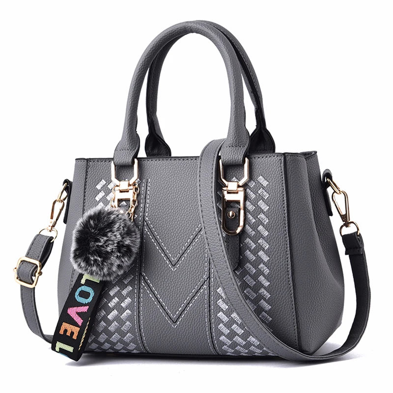 Bolso Fiorenza Bordado Artesanal con Pompón