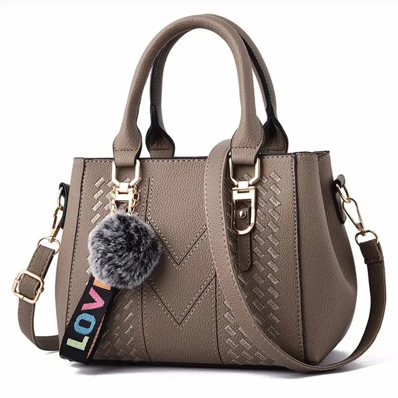 Bolso Fiorenza Bordado Artesanal con Pompón